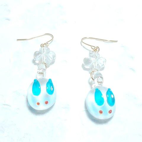 青/ガラス細工の「雪うさぎ」ピアス