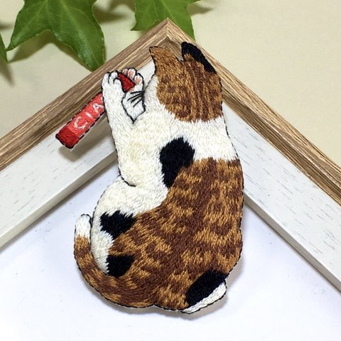 【受注製作】おやつ食べたい猫ちゃんの刺繍ブローチ