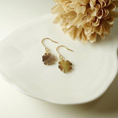 *P35*高品質シェル（ベージュ色）☆四葉のクローバーピアス