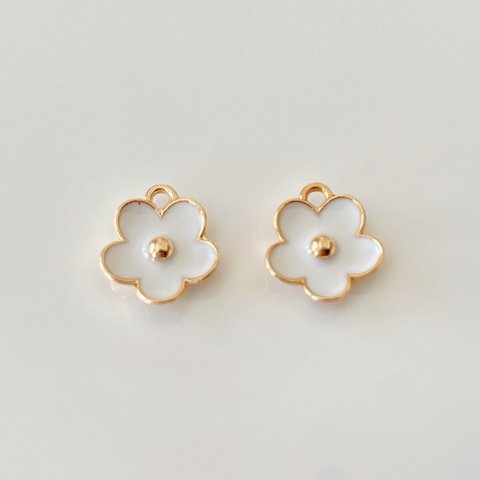 220)１０個 / フラワーチャーム / 13mm / ピアス / イヤリング / ハンドメイドパーツ /アクセサリーパーツ / インポート / 花 / ゴールドパーツ / ホワイト