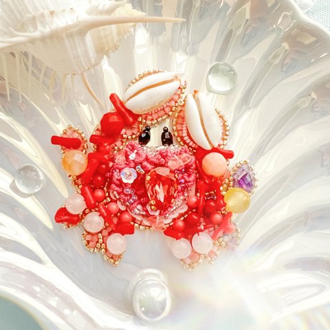 🦀sea crab RED❤️の天然石とオートクチュール刺繍ブローチ　