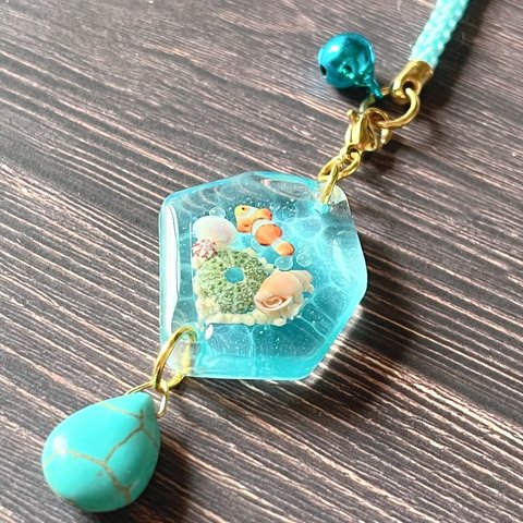 クマノミＢ　海のストラップ　レジン　アクアリウム　水族館　ウニ　海レジン　貝殻　シェル　魚　夏　ターコイズ　ドロップビーズ　トルコ石