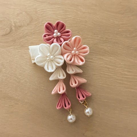 【受注】きゅんと揺れるつまみ細工のベビークリップ-桜ピンク&くすみピンク&白-　お節句　ひなまつり　雛まつり　七五三　前撮り　浴衣　初節句