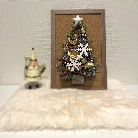 クリスマスツリーの壁飾り（ゴールドに雪の結晶）No.7
