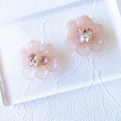 〜くすみピンク🩷＆華やかビジューフラワーピアス／イヤリング〜