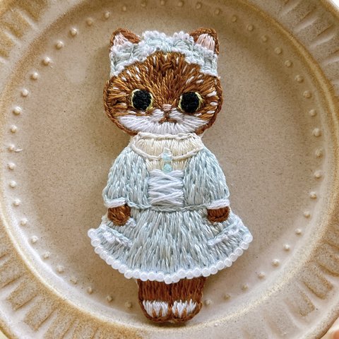 ロリータドレスでお茶会 猫刺繍ブローチ 