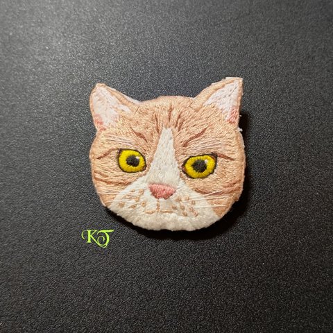 手刺繍ブローチ  「ねこちゃん」ハチトラくん