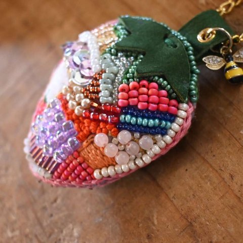 いちごのビーズ刺繍バックチャーム完成品