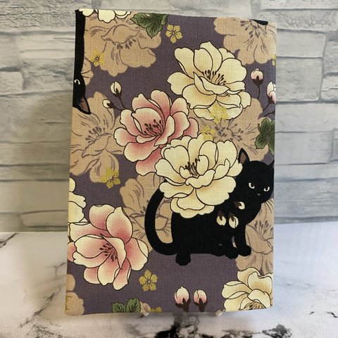 百華繚蘭　黒猫と牡丹柄　文庫文（A６版）サイズ　一枚仕立てのブックカバー