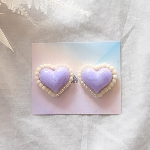 ぷっくりハートのハーフ＆ハーフピアス/イヤリング(パープル) ビーズ刺繍 シンプル パール