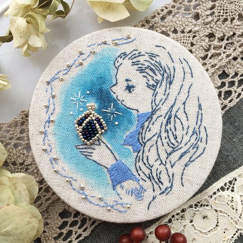 【手刺繍】横顔女の子のまぁるい手鏡