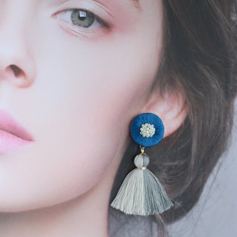 【de base white x blue 】ピアス（ビーズ刺繍×タッセル｜つぶつぶビーズが可愛いアクセサリーです）※イヤリングの場合は金具変更にて選択してください※