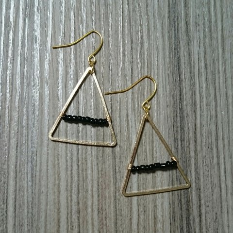 トライアングル×ブラックのシンプルピアス※イヤリング