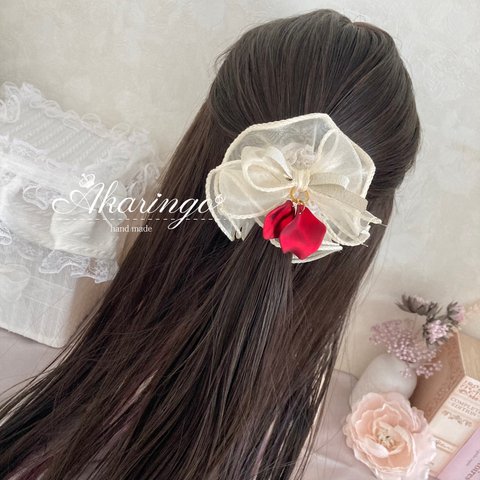 赤い花びらのシュシュ　ベージュリボン×白いレース　ヘアゴム