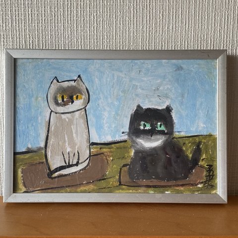 絵画。原画【2匹の猫がスケートボードに乗って草原の斜面を滑る】