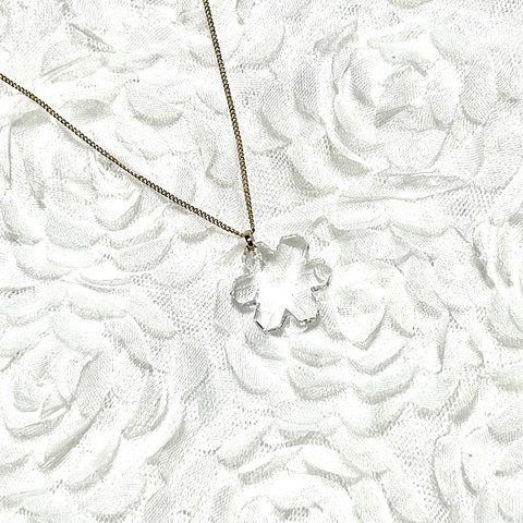 雪の結晶クリスタル☆ネックレス・ペンダント☆マグネット金具付きチェーン