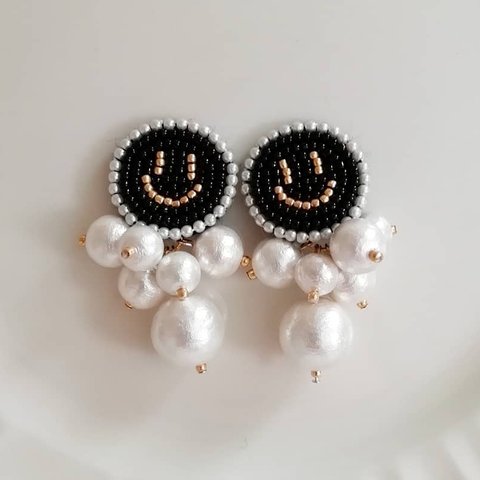 パールとスマイルのシャラシャラピアス★パールとスマイルのシャラシャライヤリング★ビーズ刺繍★ビーズ刺繍ピアス★ビーズ刺繍イヤリング★