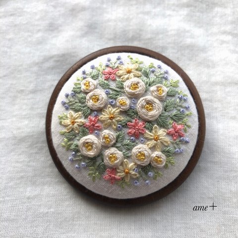 白薔薇と小花 刺繍木枠ブローチ