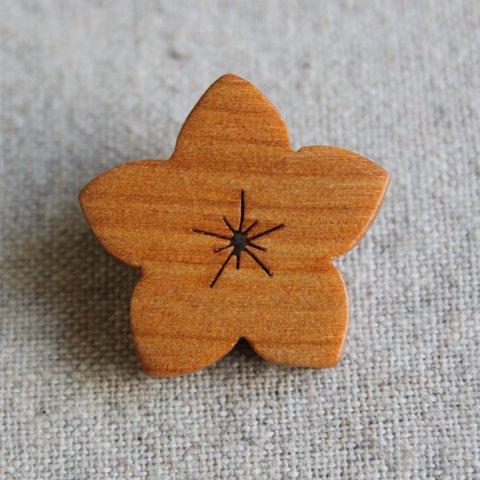 木製キキョウの花ブローチ