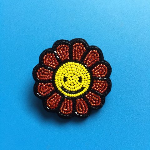 スマイルフラワーのビーズ刺繍ブローチ（レッド）