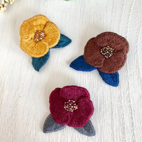 お花の刺繍ブローチ winter