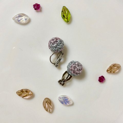 ピンクシルバーラメ✨入ニットボールのイヤリング