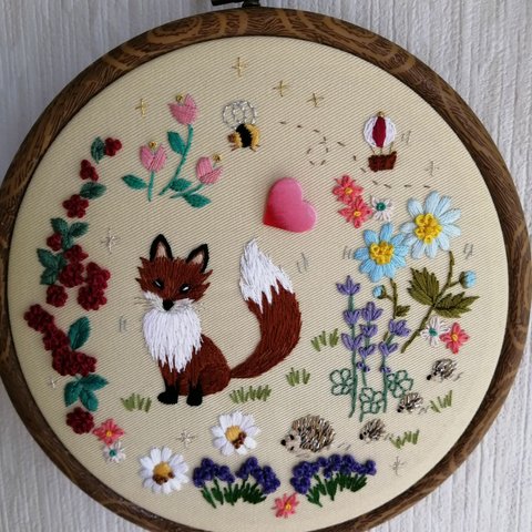 『英国裏庭の真実』キツネ刺繍壁飾り(大）【イングリッシュガーデン】fox embroidery hoop