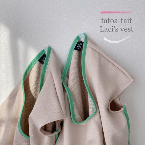 【グリーンが目を惹く♡】Vネック　パイピング　ベスト　グリーン　ナチュラル服　《Laci's vest ラチのベスト》