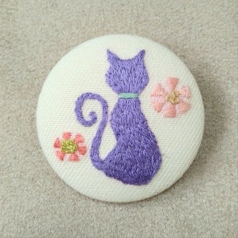 ネコと花☆くるみボタン刺繍ブローチ