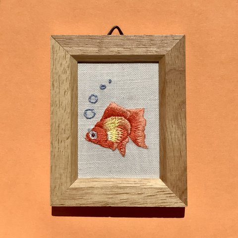 金魚のお昼寝　赤い出目金の刺繍フレーム