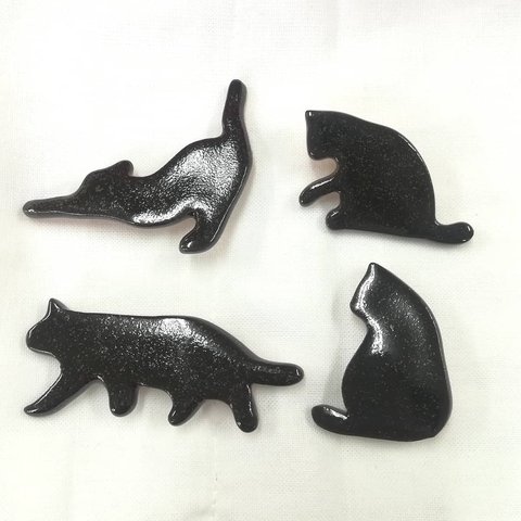 陶器のブローチ　黒猫