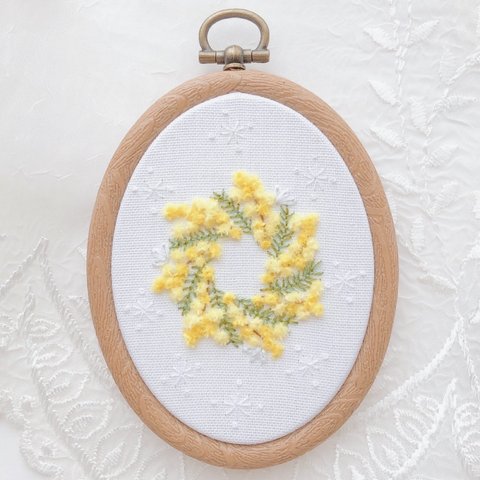 刺繍フレーム　ふわふわミモザリース×ホワイト　壁飾り　インテリア　春　花　ボタニカル