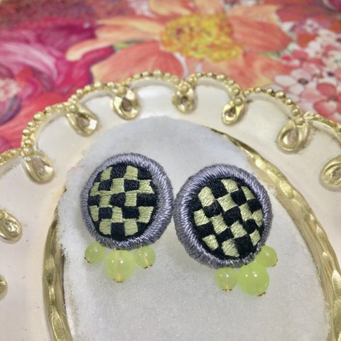 たゆたう海月ピアス(黒×黄緑）