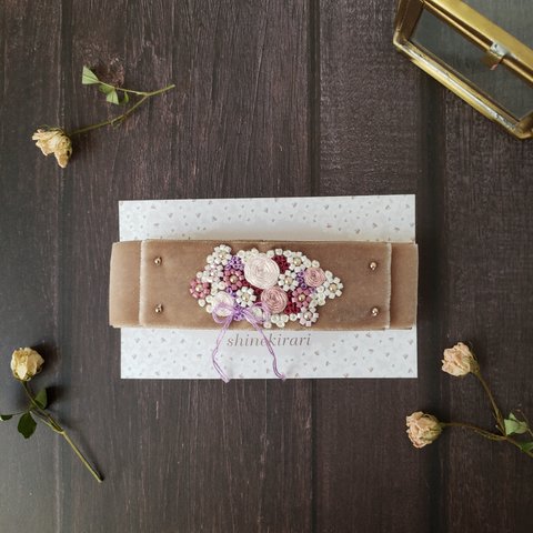 ベルベットリボンにブーケ刺繍　ビーズ刺繍　バレッタ　ベージュ