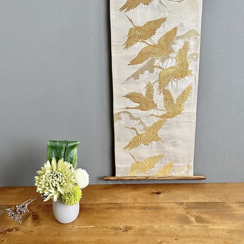 帯のタペストリー　白金に輝く黄金の鶴の群れ　着物リメイク インテリア　掛け軸 　和モダン　和室　Kimono Tapestry Kakejiku 母の日ギフト