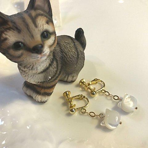 キュートな仔猫☆白蝶貝イヤリング