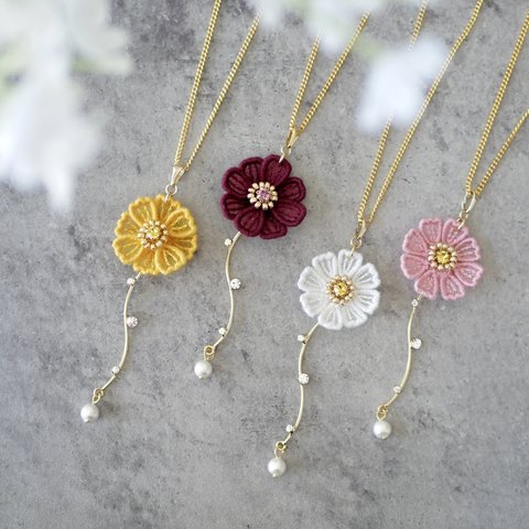 コスモスネックレス　(受注生産/オーガンジー刺繍/秋桜/花/フラワー/ピンク/白/キバナコスモス/チョコレートコスモス/上品/ギフト/プレゼント)