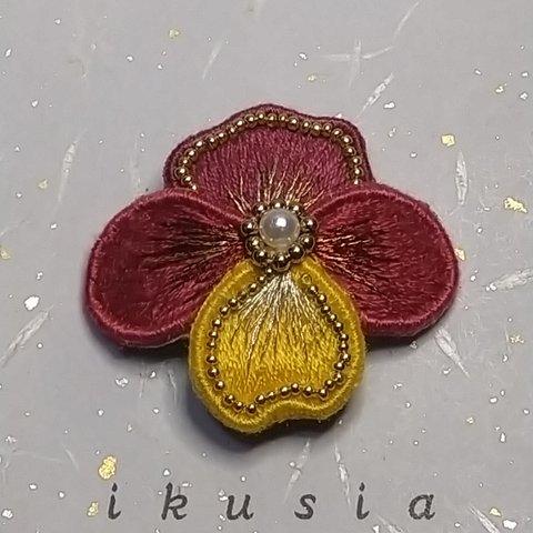 パンジーの刺繍とビーズのブローチ