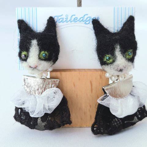 [イヤリング]ハチワレねこ　おしゃれねこイヤリング　ビーズ刺繍　フェルト　フリル