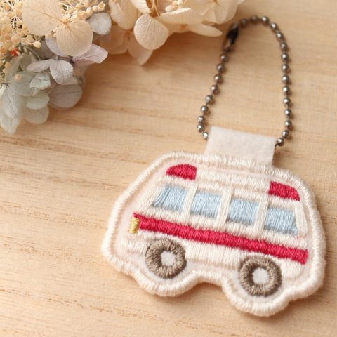 /刺繍/救急車のキーホルダー