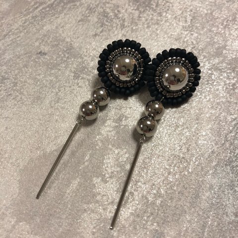 ビーズ刺繍ピアス　シルバーカボション