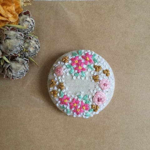 花刺繍リネンのヘアゴムorブローチ かすみ草のリース