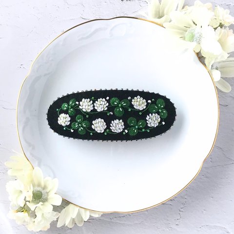 シロツメクサのリースの刺繍バレッタ No.287 / 四つ葉 クローバー