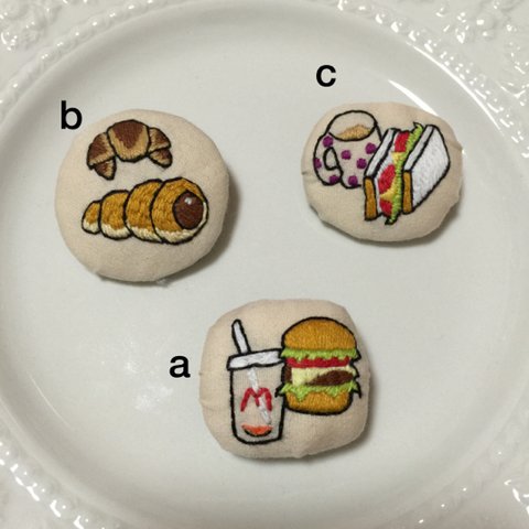 a ハンバーガー、b パン、c サンドイッチ ブローチ