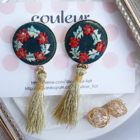 刺繍のクリスマスリースのタッセルピアス