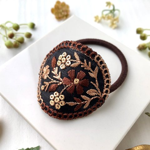 インド刺繍リボンとレザーの髪飾り ボタニカルオーバル　ブラック