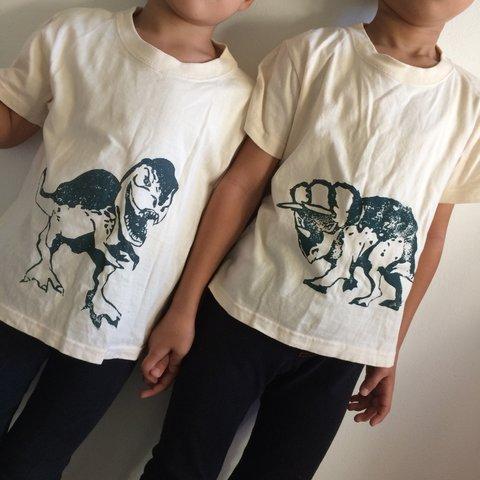 恐竜好きさんにぴったり！ティラノサウルスとトリケラトプスのキッズTシャツ