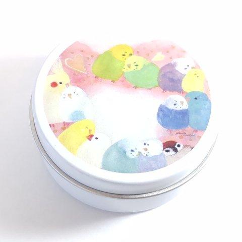 かわいい♪小鳥たちの小物入れ/ミニ缶ケース『羽繕いインコたち』 セキセイインコ         