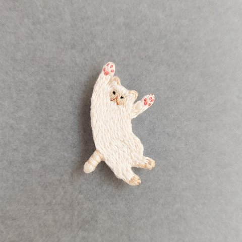 猫の刺繍ブローチ  バンザイ寝・茶系シャムミックス    Embroidery brooch  Cat