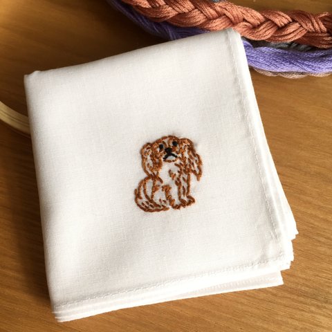 手刺繍コットンハンカチ（キャバリア　ルビー）